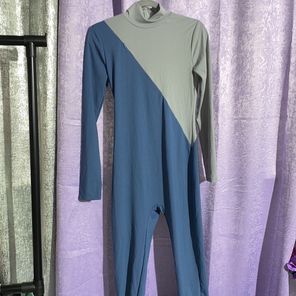 Stylish Jumpsuit - Picture 2 of 3